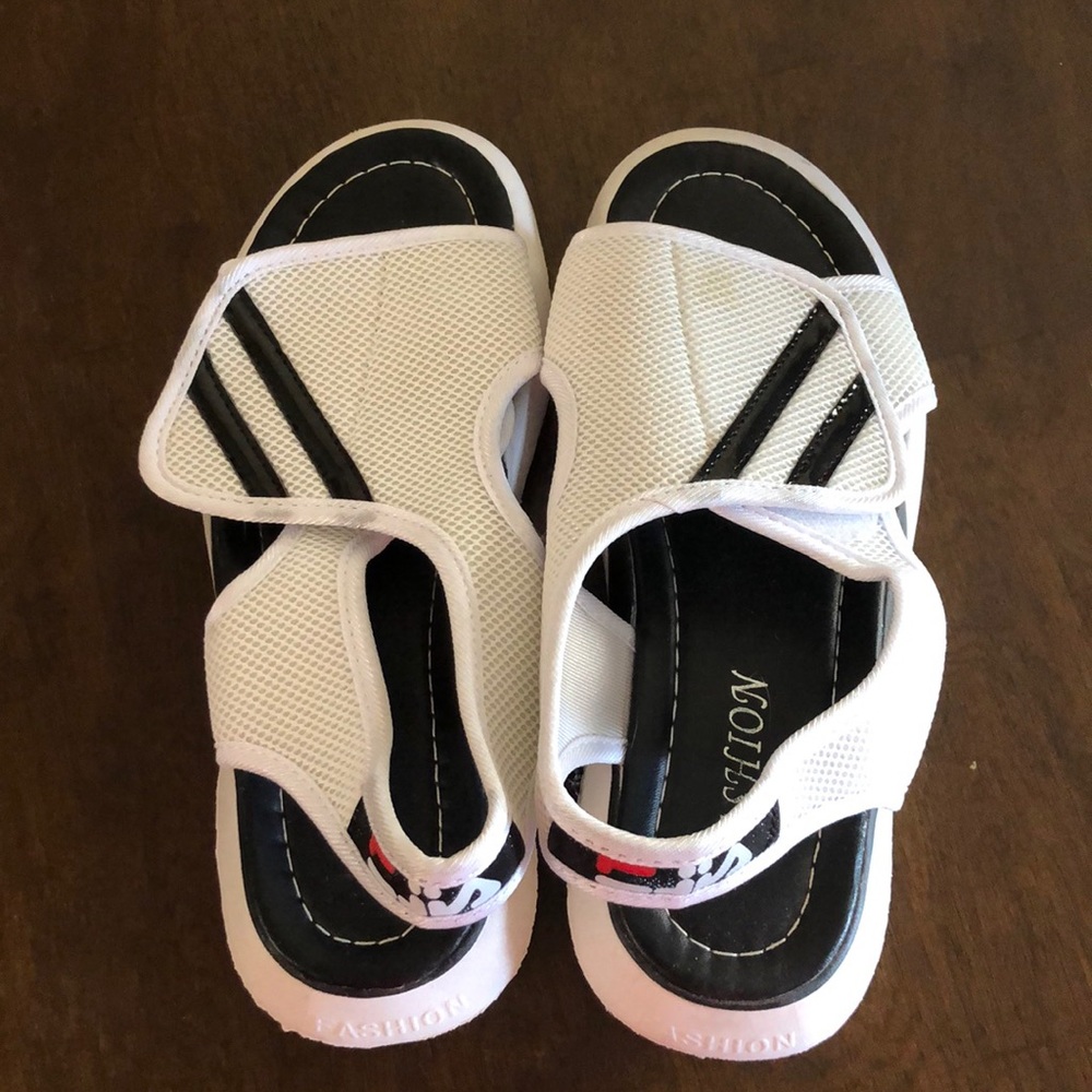 Women’s athletic sandals
